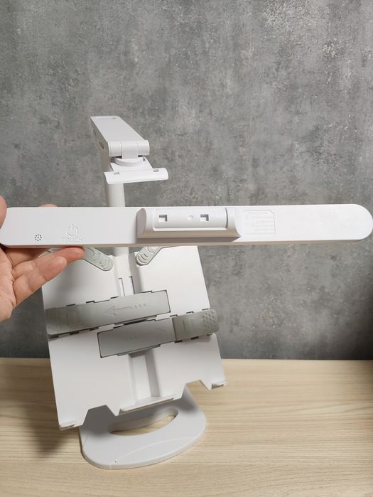 Настільний світильник з акумулятором та підставкою для книг