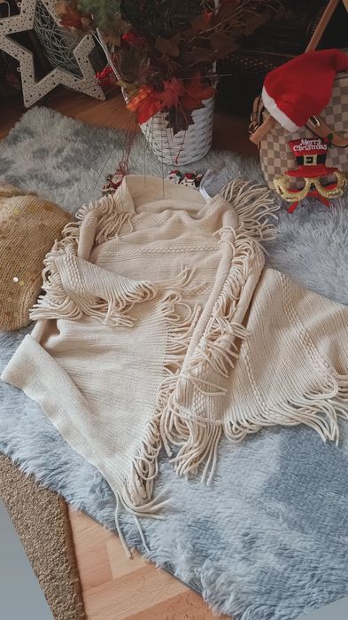 Poncho z frędzlami w stylu etnicznym