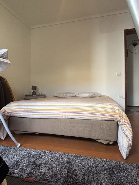 Cama de casal (com colchão) + mesinha de cabeceira