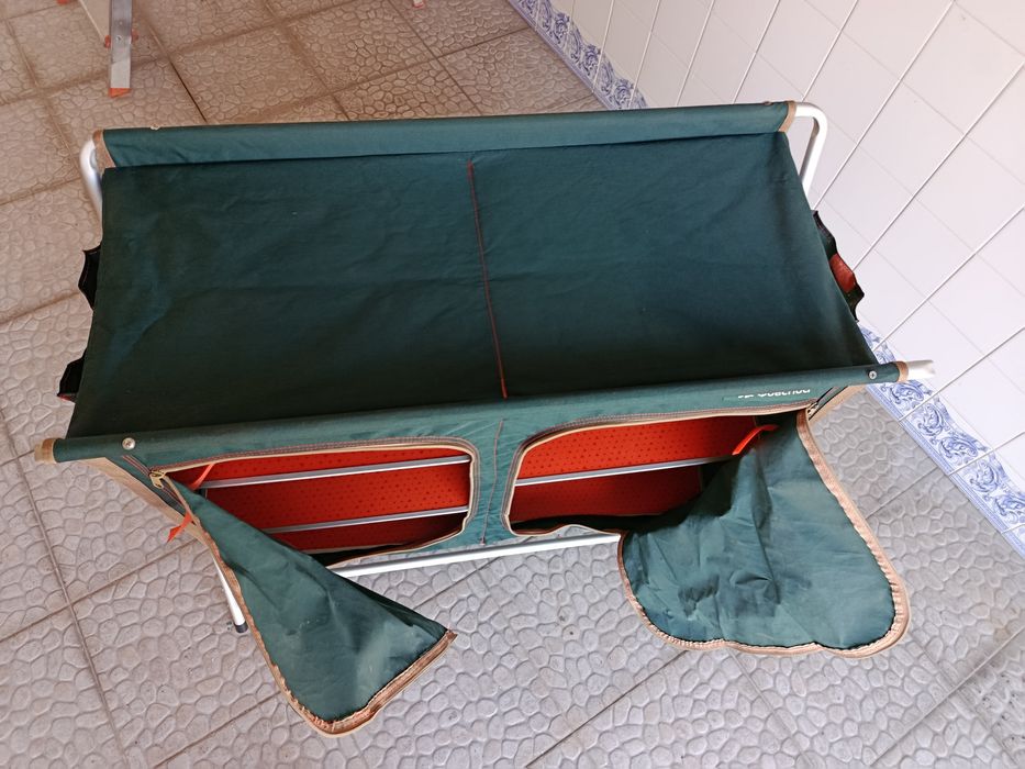 Mesa de cozinha desmontável e fogão de 2 bicos.