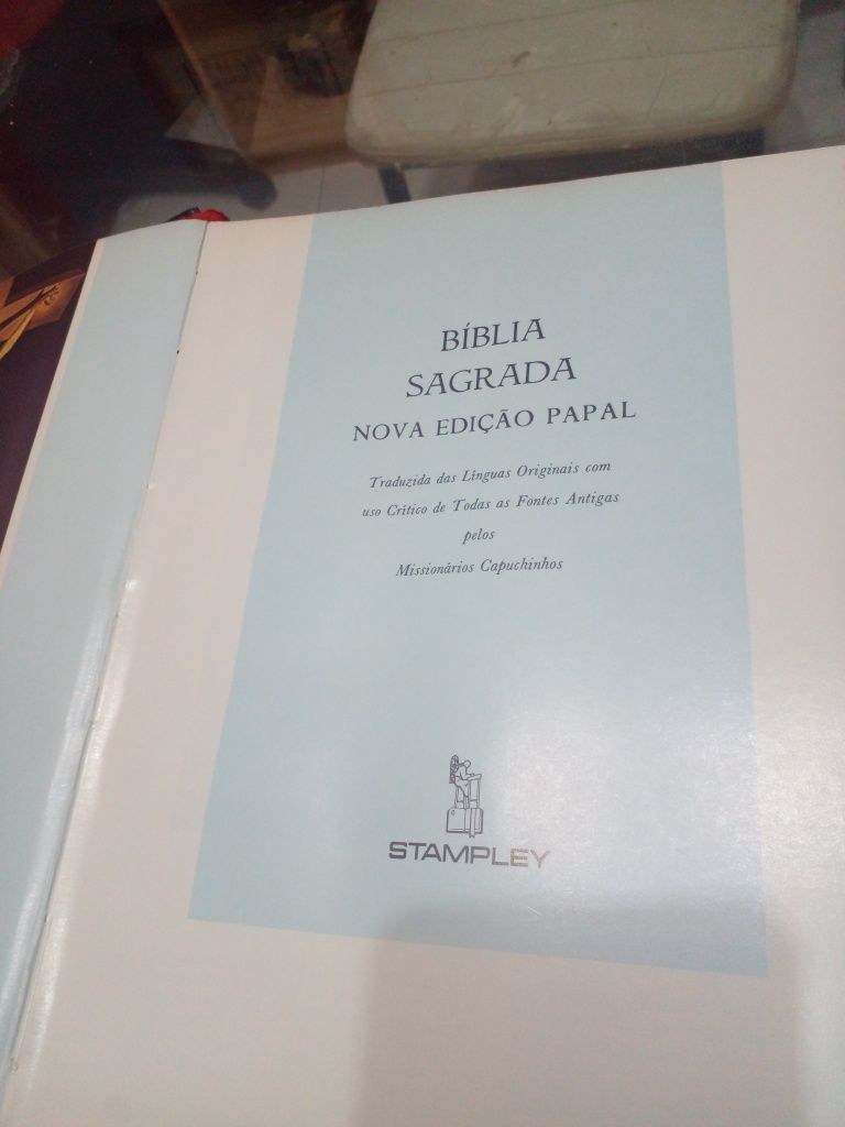 Biblia sagrada grande NOVA EDIÇÃO PAPAL com capa gravada em Ouro