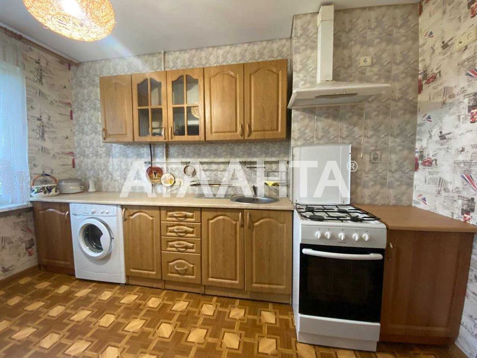 В продаже 3х комнатная с мебелью и техникой. Отличная локация.