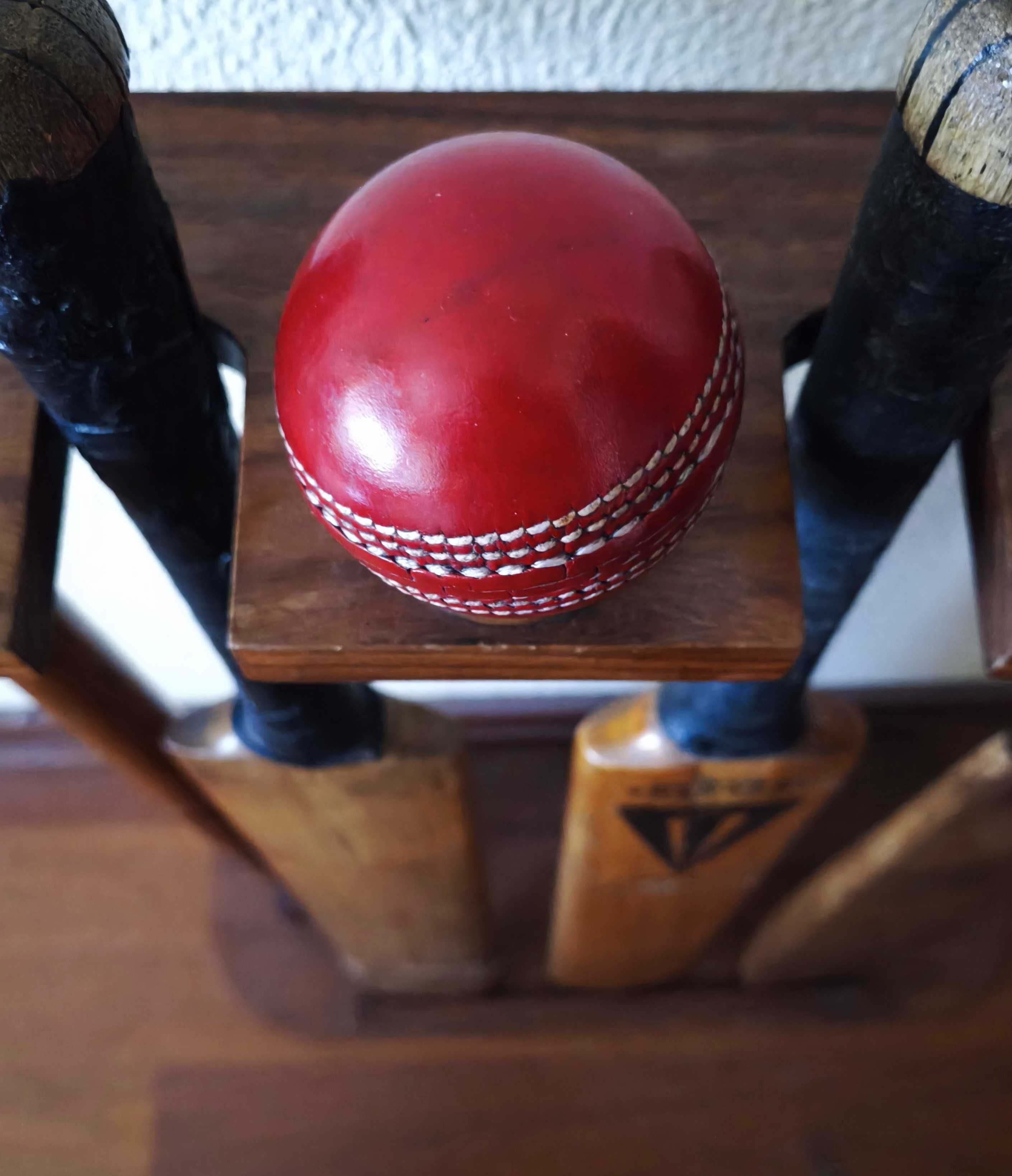 Antigo Set de Cricket - 3 bastões com suporte e bolas em couro
