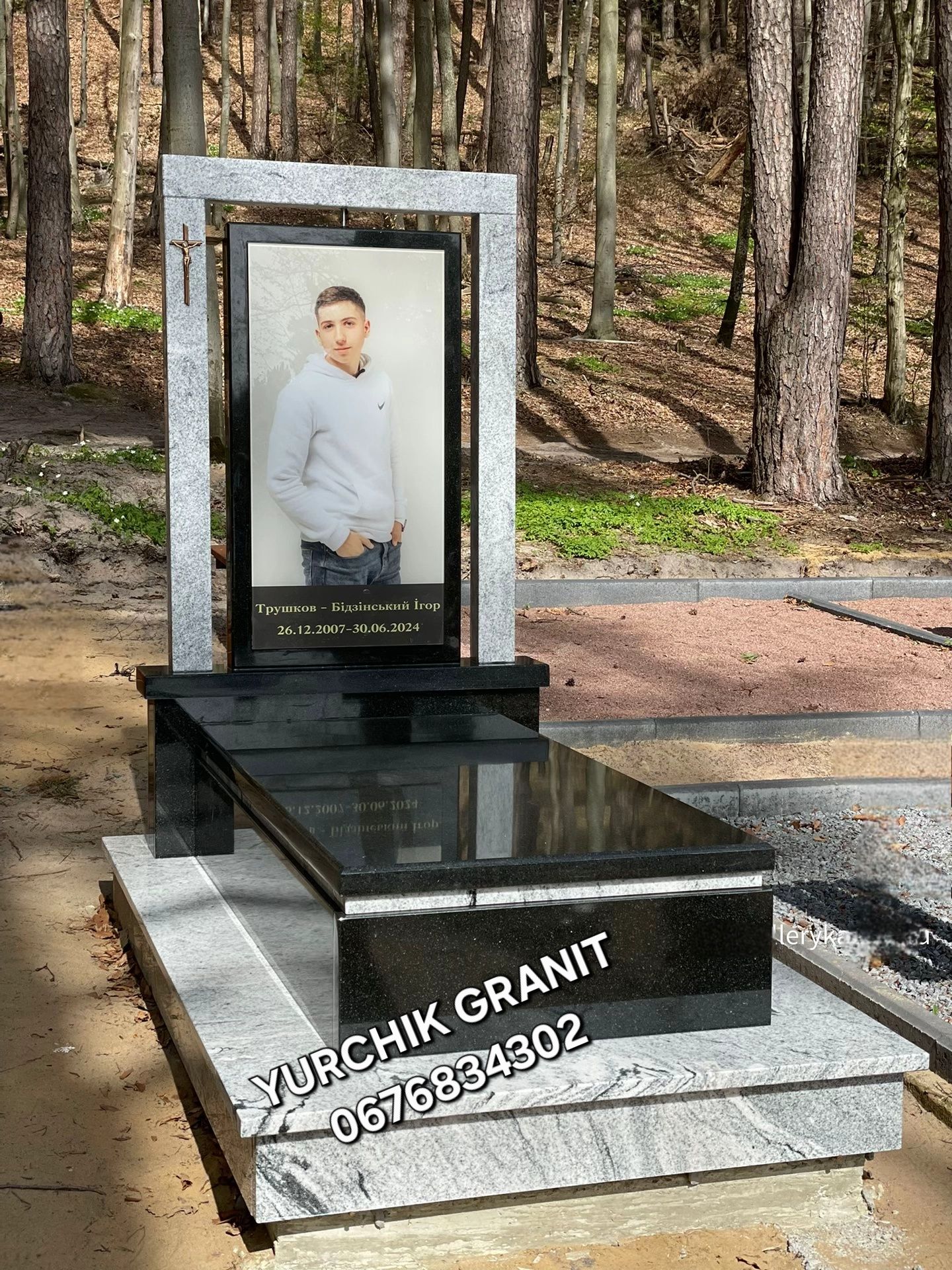 Пам'ятники, Підвіконня,  Виробник