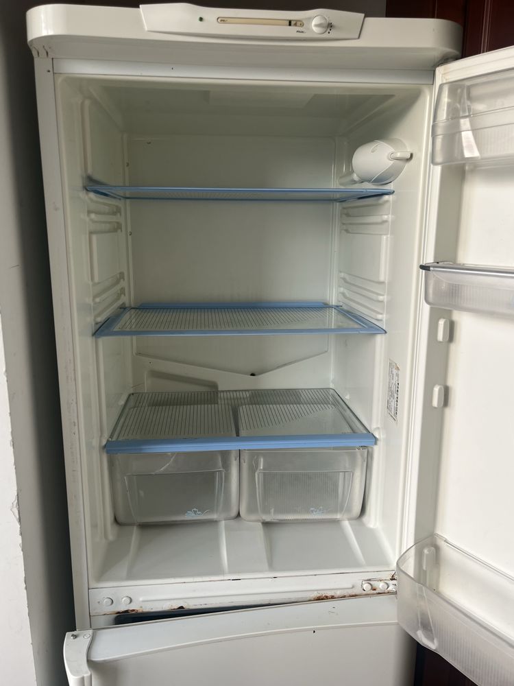 Холодильник Indesit , працюючий