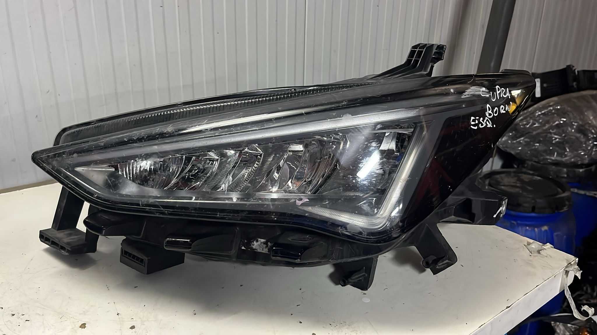 Farol esquerdo Cupra Born Full LED