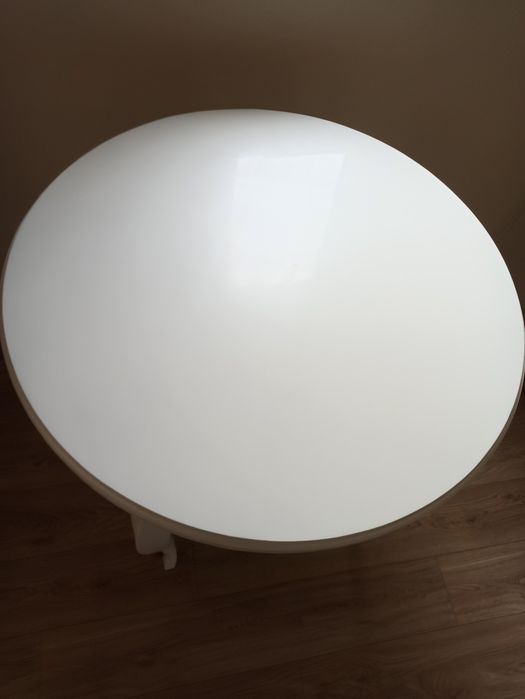 Biały drewniany stół