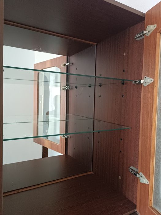 Продам сервант з поличками