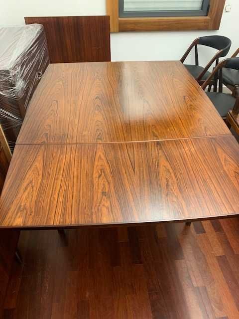 Mesa de sala de jantar em Pau Santo