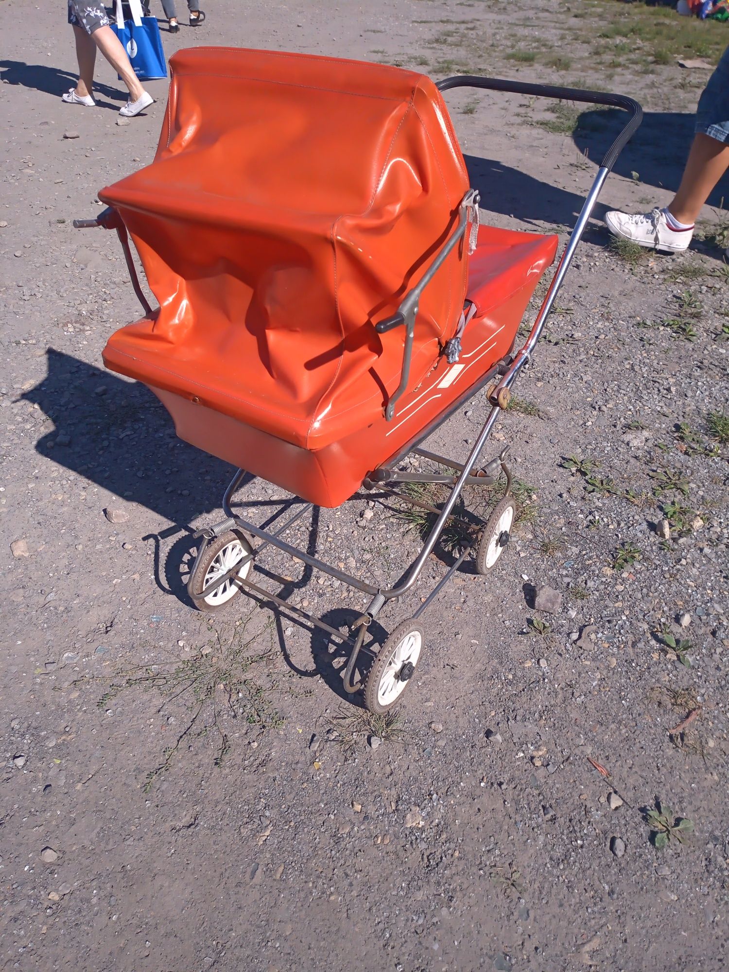 Stary wózek dla lalek.