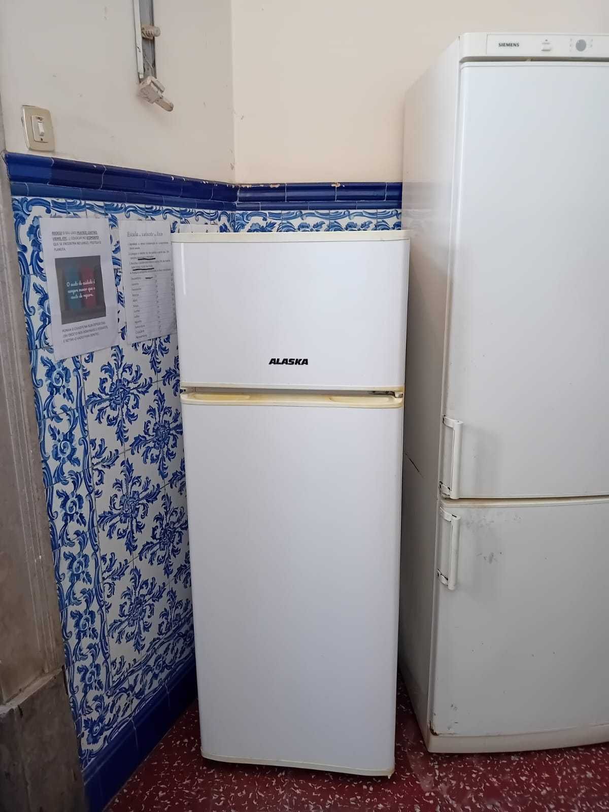 Frigorífico Alaska branco a funcionar