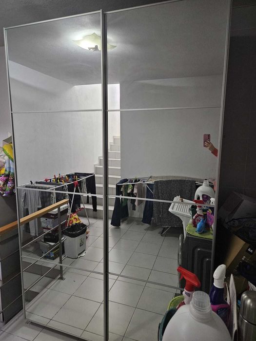 Guarda-fatos com duas portas de correr com espelho