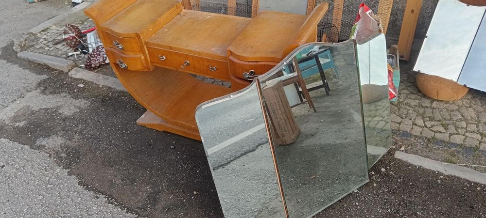 Vários moveis antigos