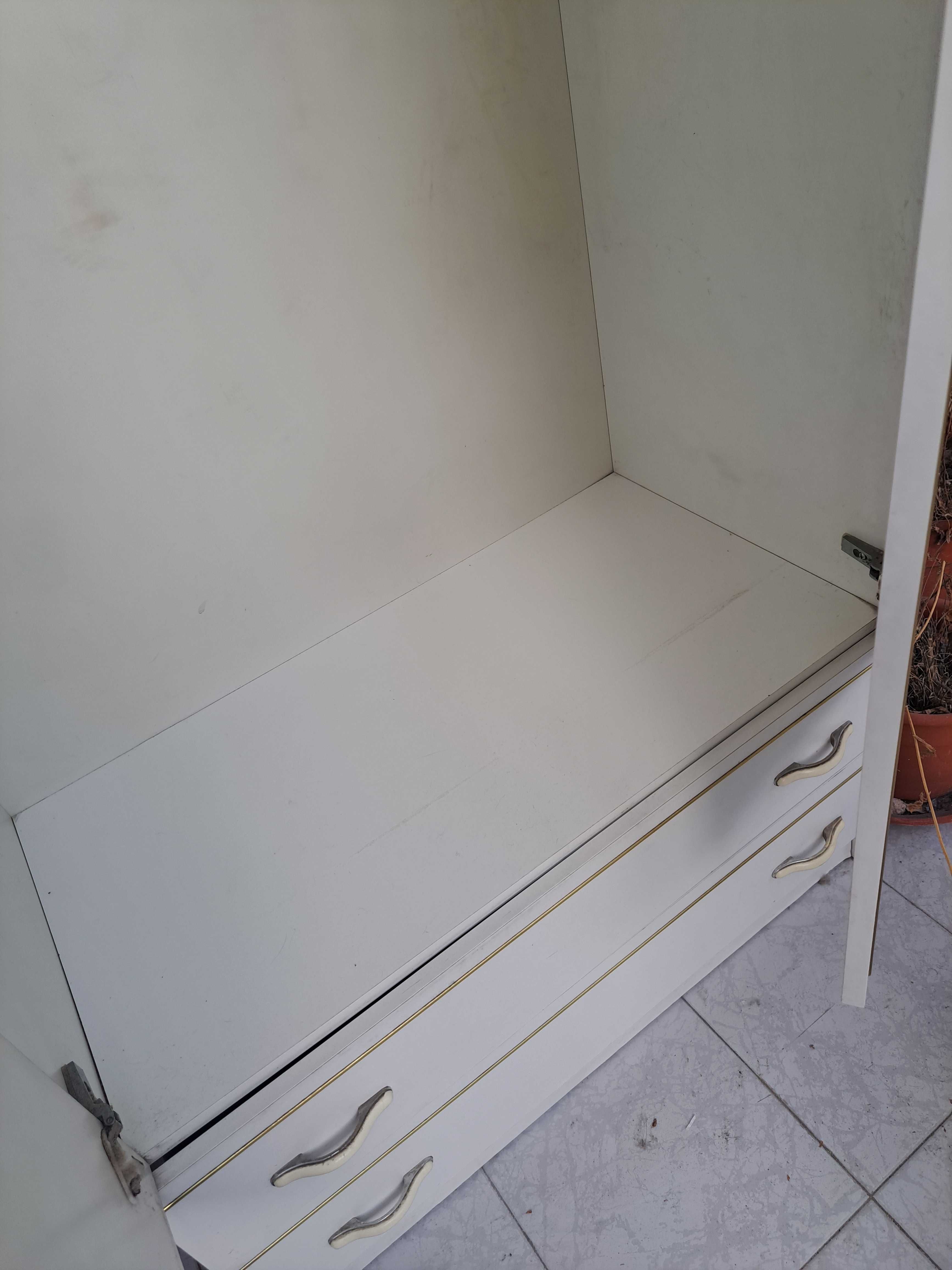 Roupeiro com varão e gavetas
