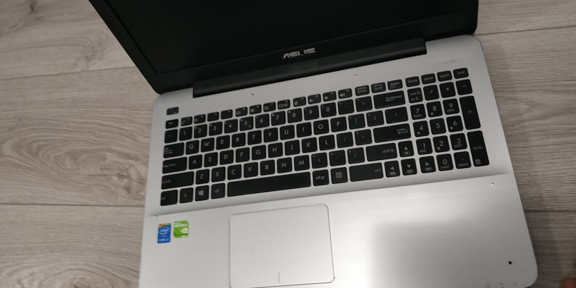 Laptop R556L gratis torba