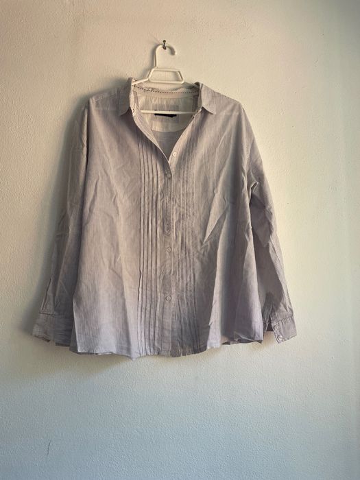 Camisa branca com riscas azuis