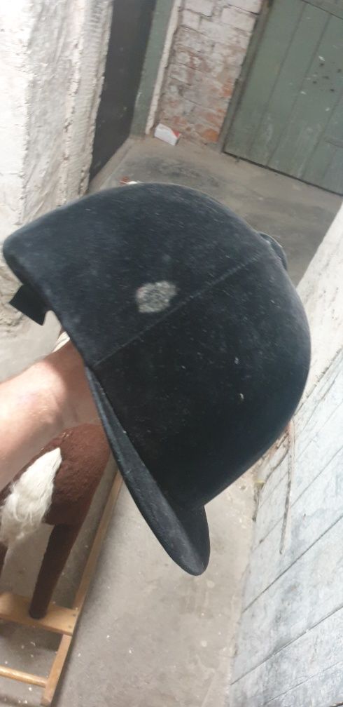Duży koń na biegunach Plus kask jeździecki
