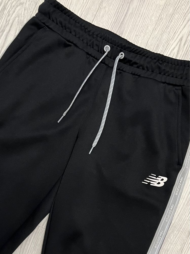 Спортивные штаны New Balance Sportswear Essentials Pants с лампасами