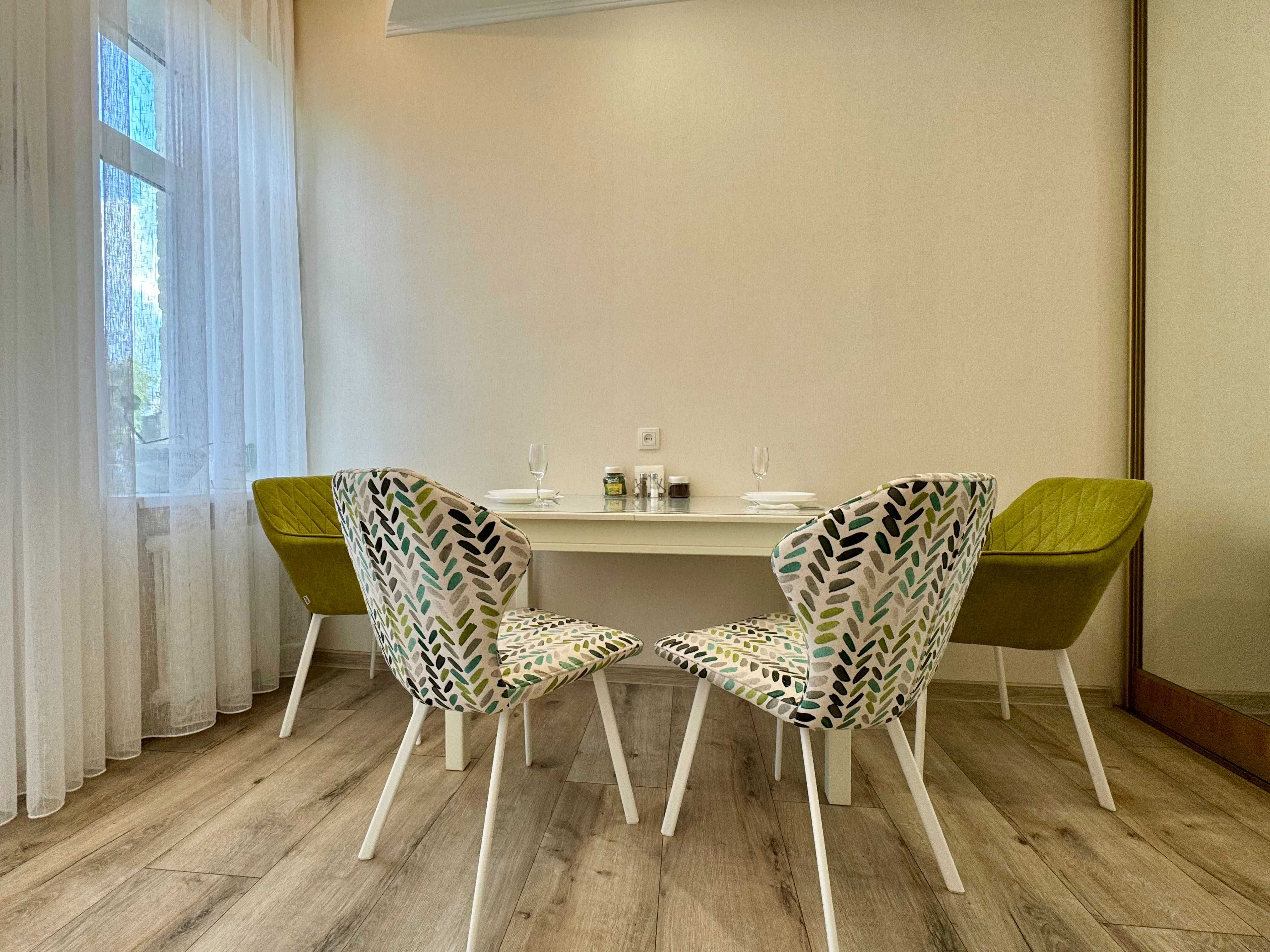 ApartPoltava Світлі 3-кімнатні апартаменти, ЦЕНТРА МІСТА ,КВЕД 5510