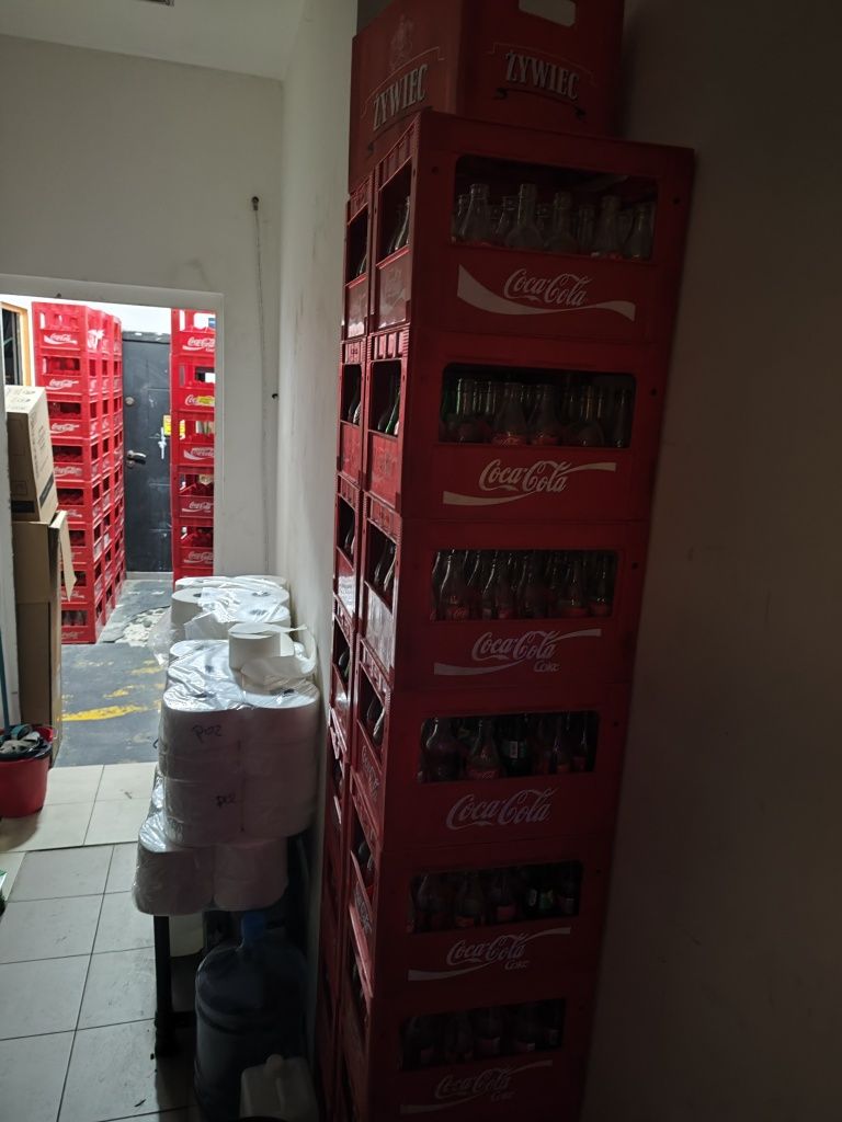 Skrzynki coca cola z butelkami
