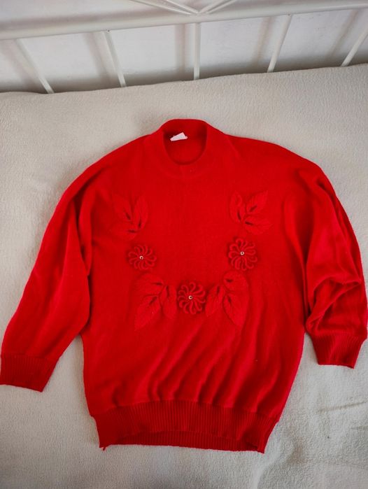 Czerwony lekki sweter