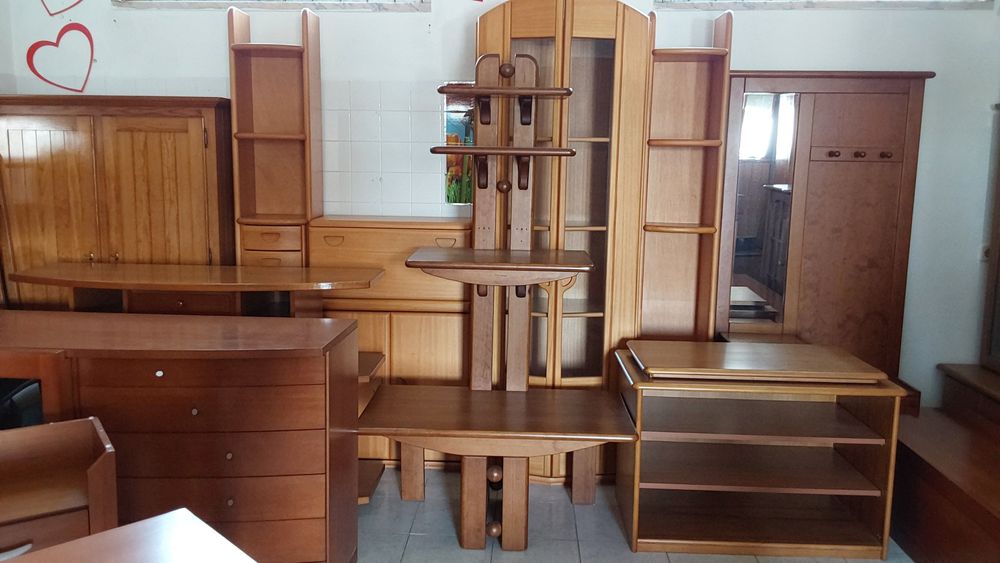 Tenho vários móveis tudo em madeiras maciças escolha o seu