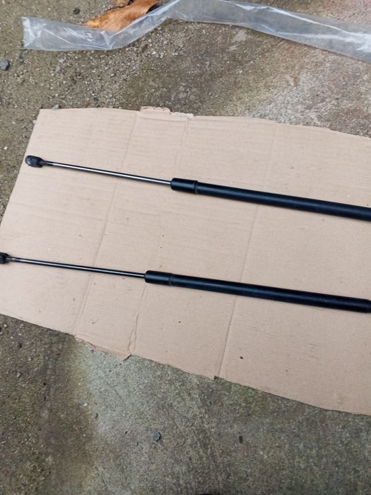 Амортизатори на шкоду а5 на кришку багажника ліфт бек 2 шт