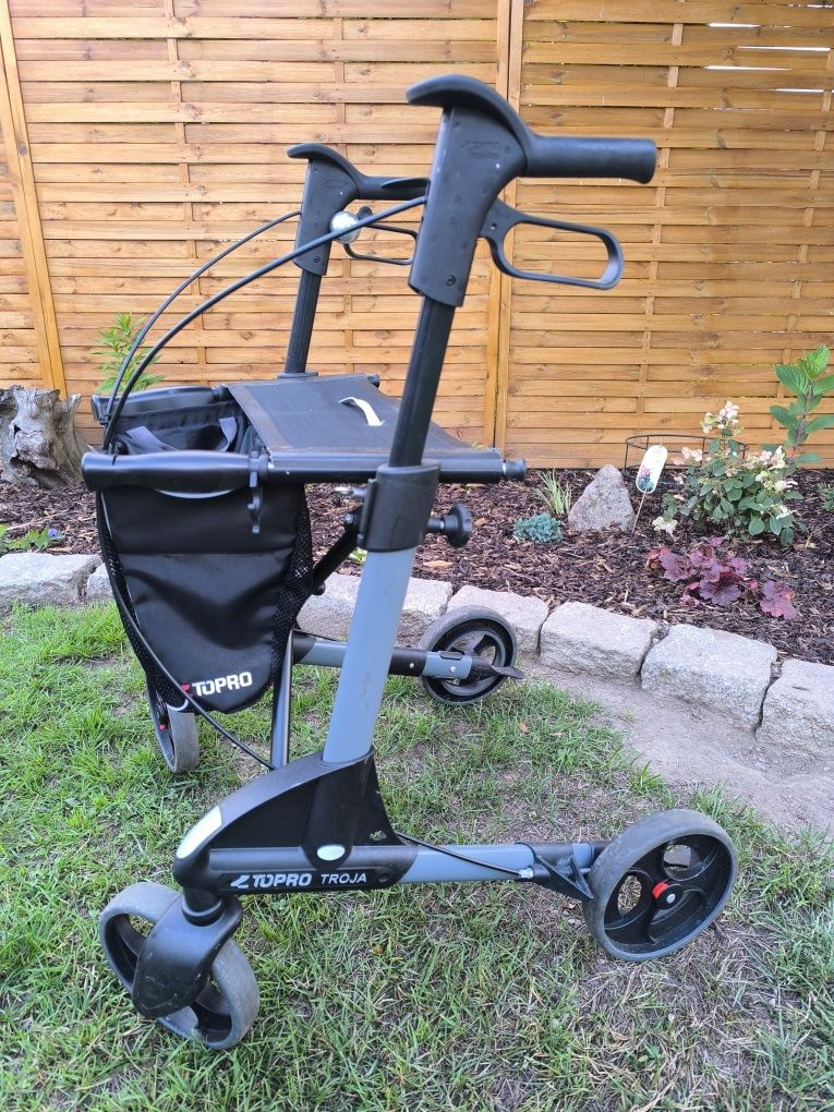 Chodzik, wózek rehabilitacyjny dla seniora.