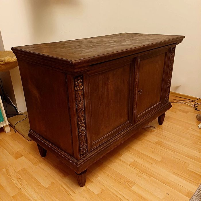 Przedwojenna komoda w dobrym stanie z rzeźbieniami