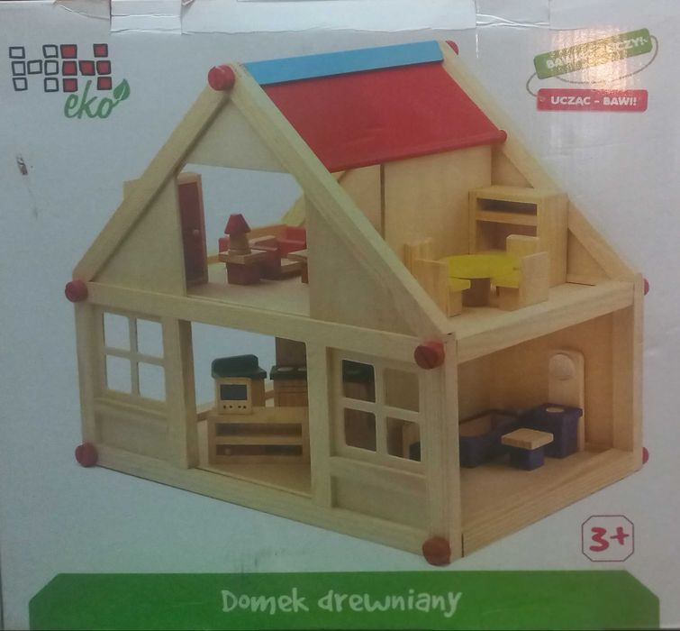 Drewniany domek dla lalek