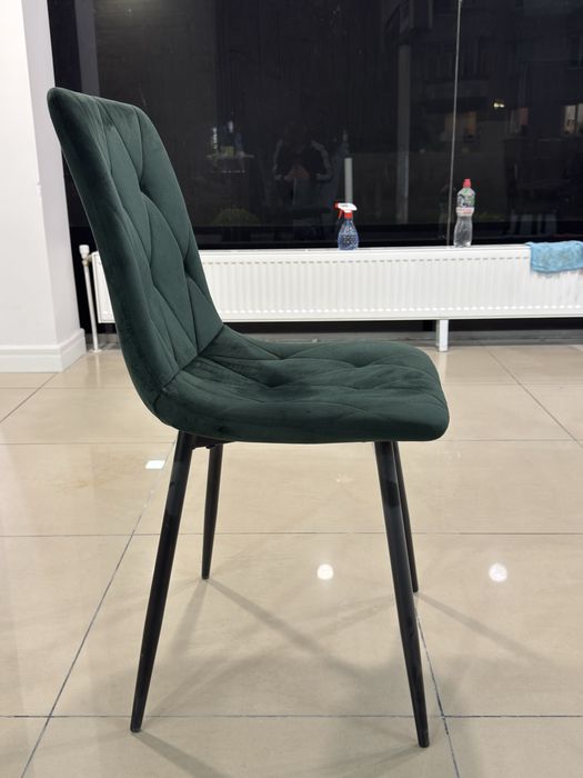 Зелені стільці з металевими ніжками