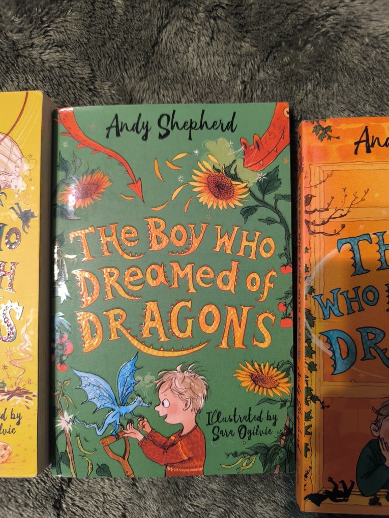 Дитяча книга на англійській мові The boy who lived with dragons.