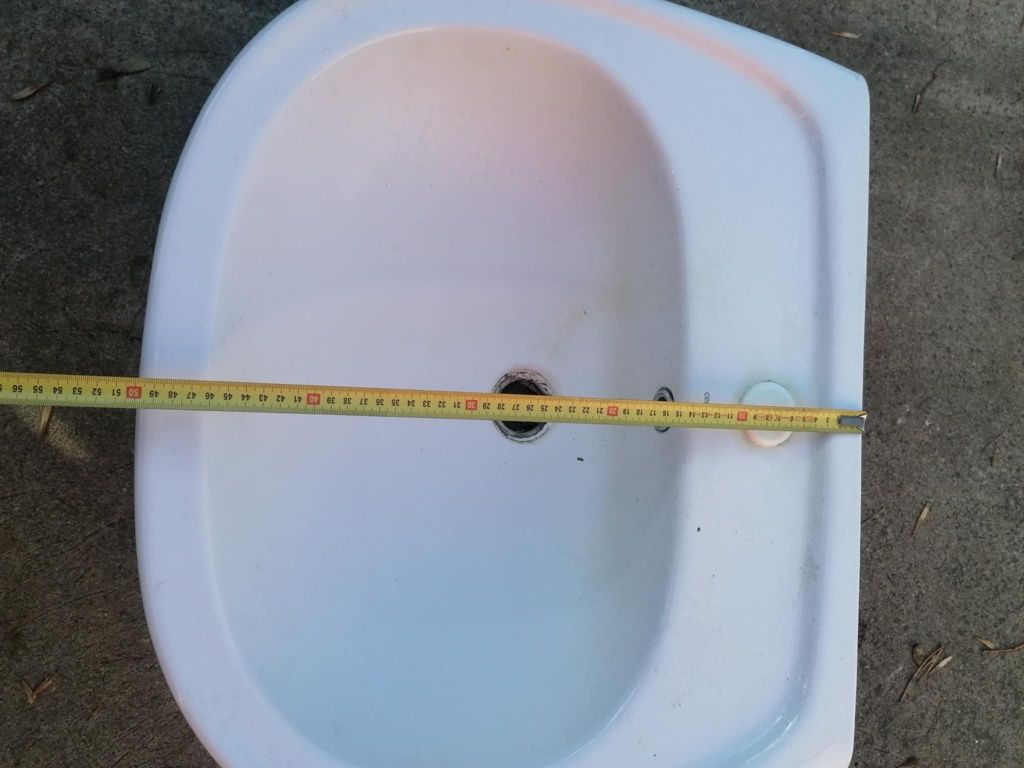 Umywalka biała 60 cm.