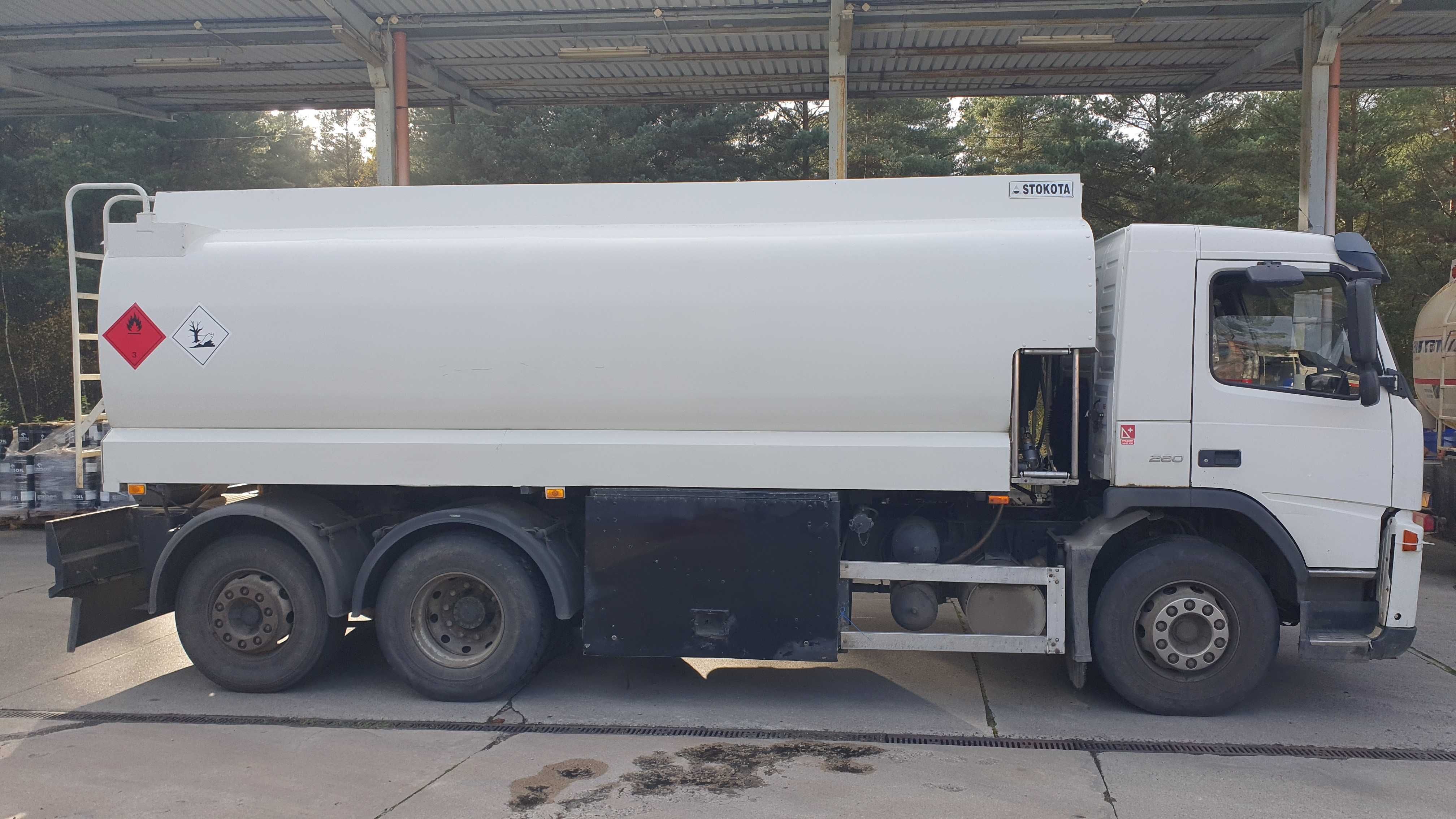 Samochód ciężarowy VOLVO FM9 z zabudową cysterna STOKOTA (2002 r.)