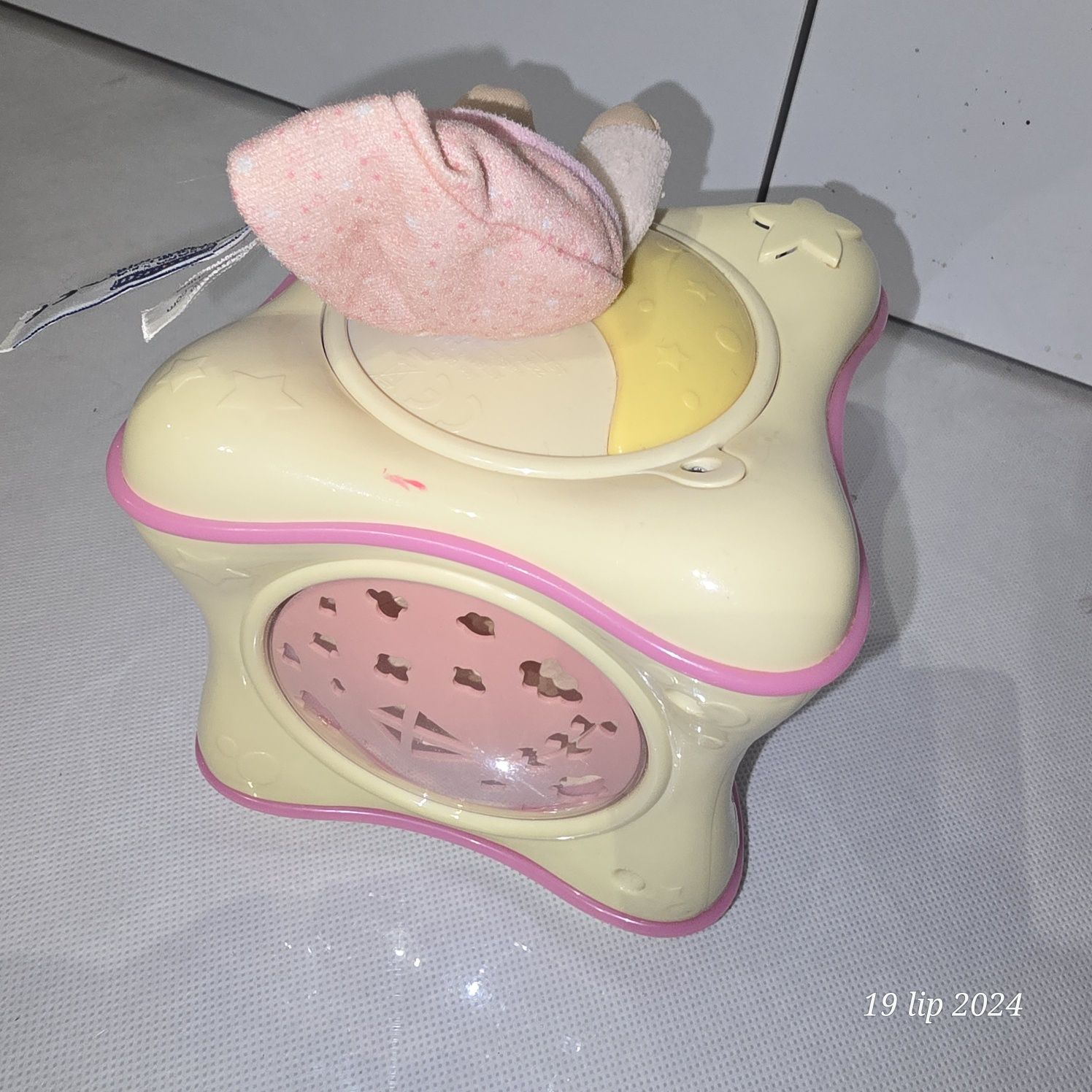Chicco lampka grająca pozytywka model 02430 tęczowa kostka projektor