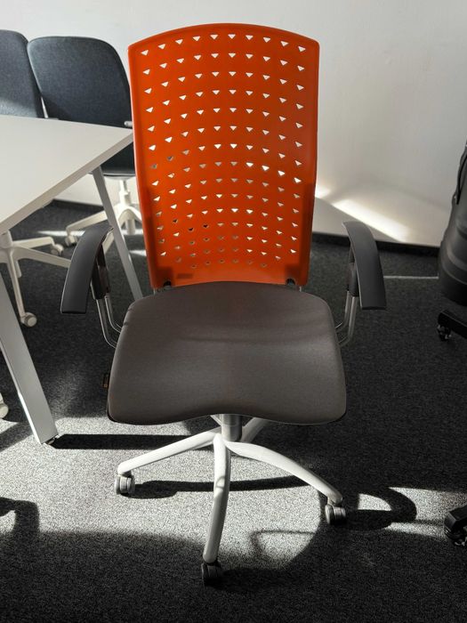 Krzesła biurowe regulowane