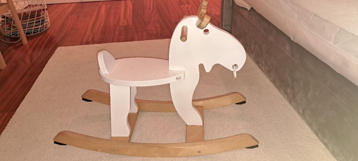Cavalinho de madeira IKEA modelo EKORRE