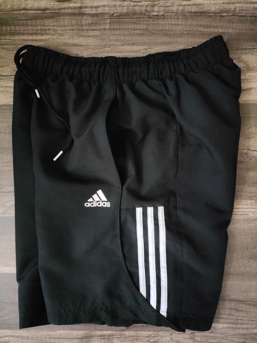 świetne spodenki Adidas sport essential na podszewce stan idealny