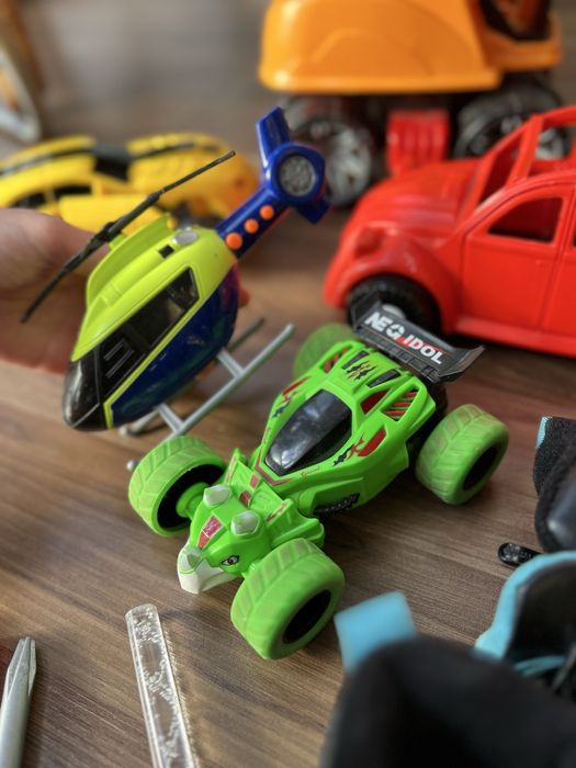 Іграшки, взуття, машинки