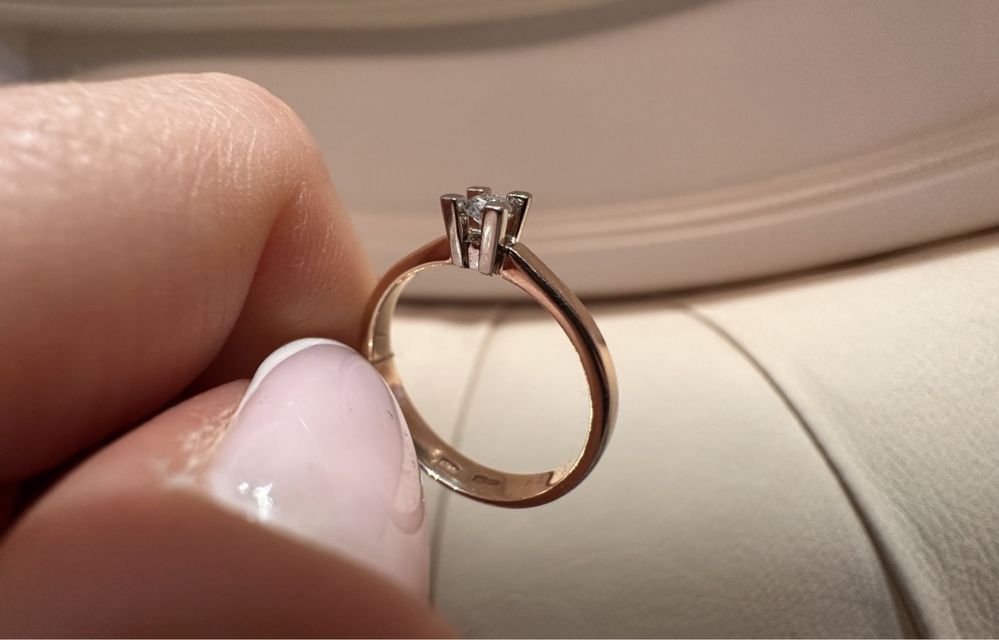 Золота каблучка з діамантом,3.2 мм.(0,12 ct),17 розмір,3 грама,кольцо.