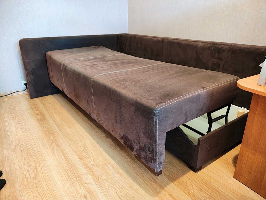 Kanapa rozkładana narożnik z pufą brązowa