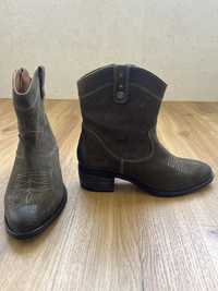 Vendo botas, tamanho 36