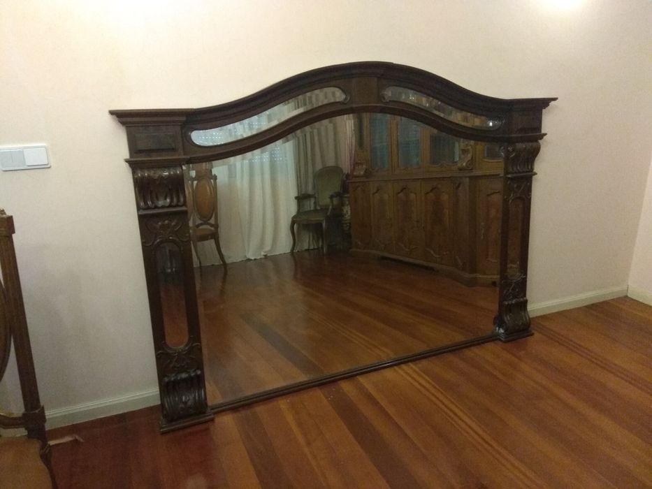 Sala clássica, em folha de nogueira.