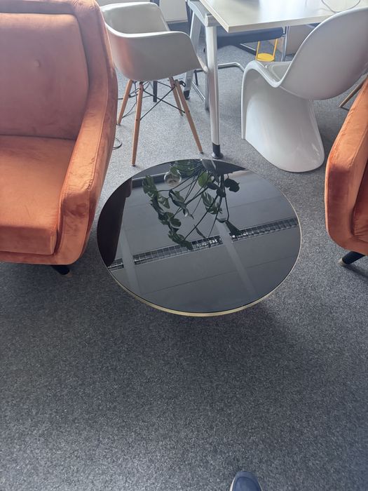 Bell ClassiCon stylowy szklany stolik by Sebastian Herkner