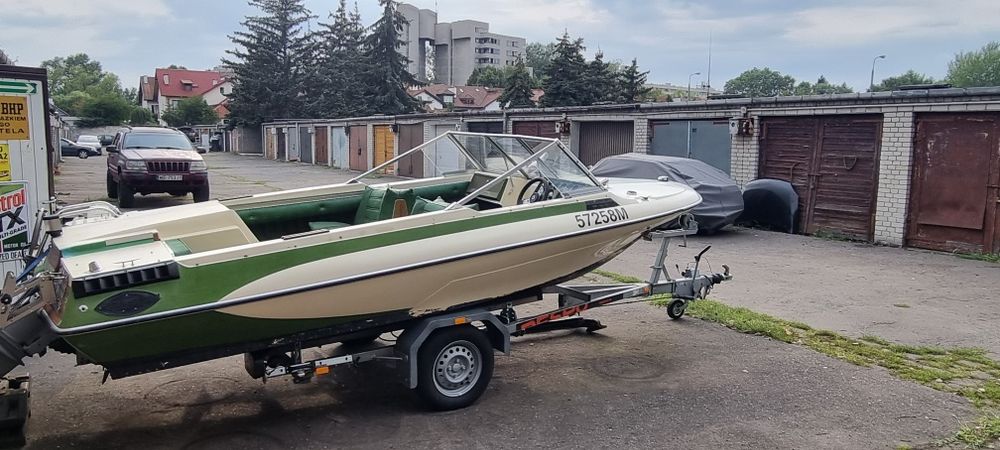 Łódź motorową Glastron