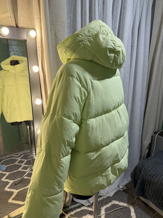 Куртка в хорошомц стані, є дефект