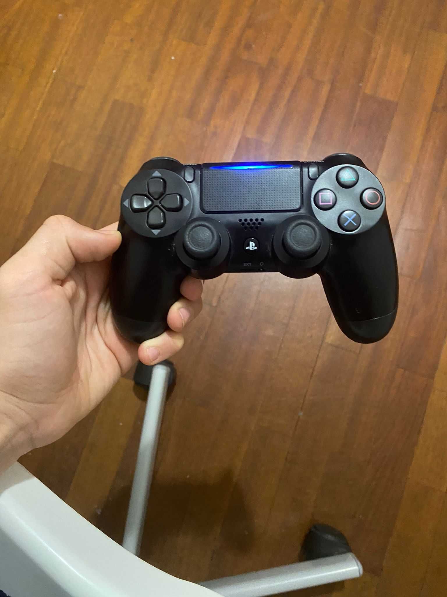 Uma consola PS4 com jogos a funcionar na perfeição