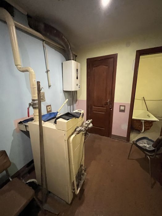 Центр. Двоповерховий будинок з земельною ділянкою 8 соток