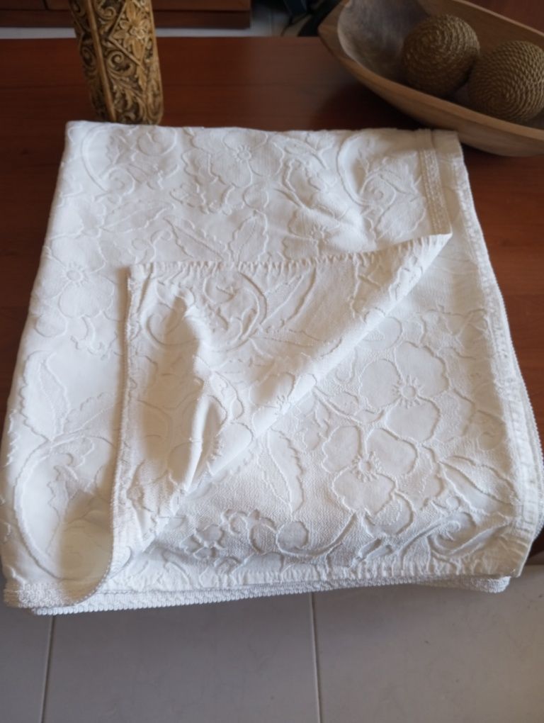 Elegante toalha de mesa lavrada antiga de grandes dimensões 2,50 1,90