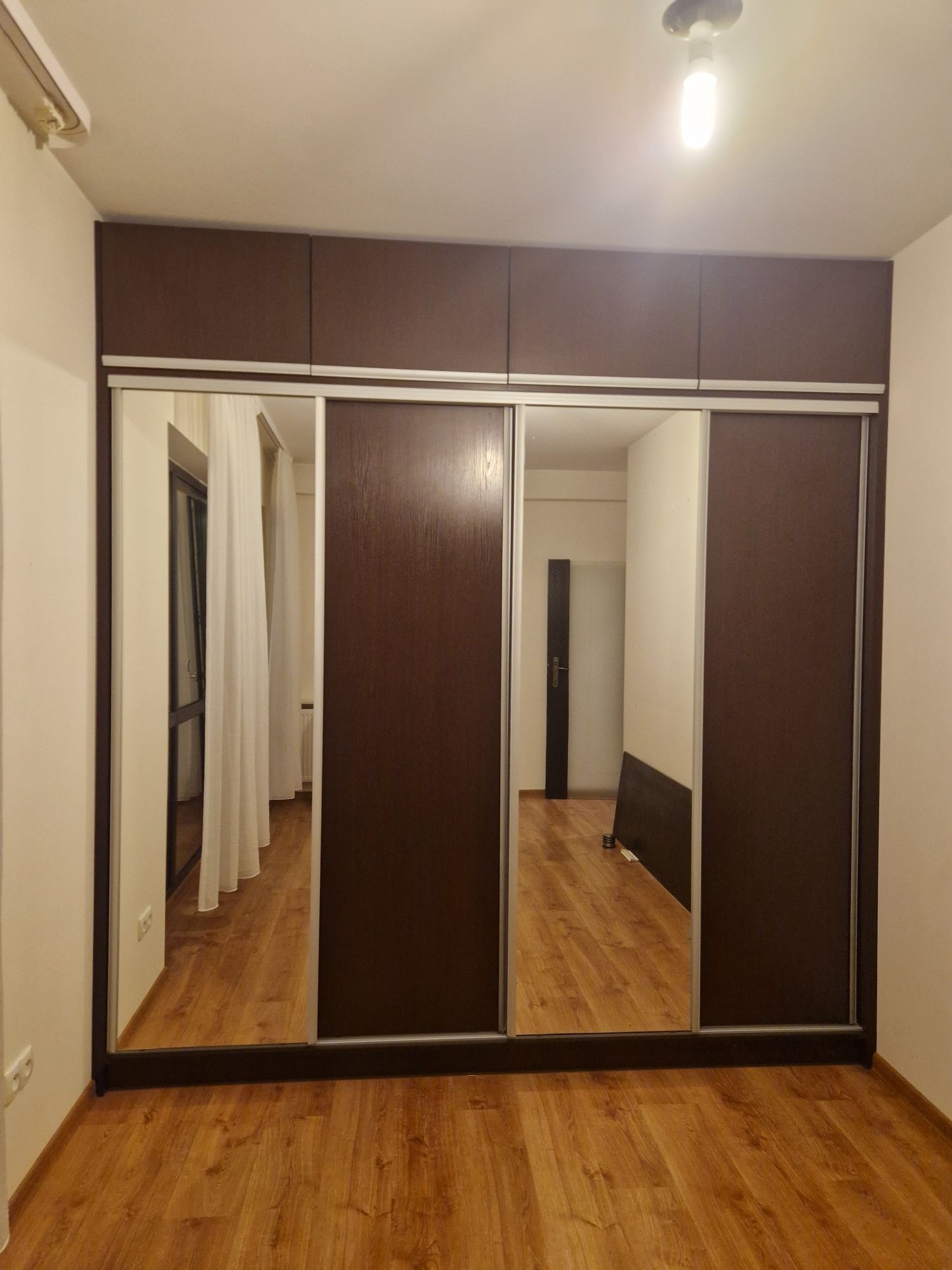 Szafa zabudowana z lustrami
